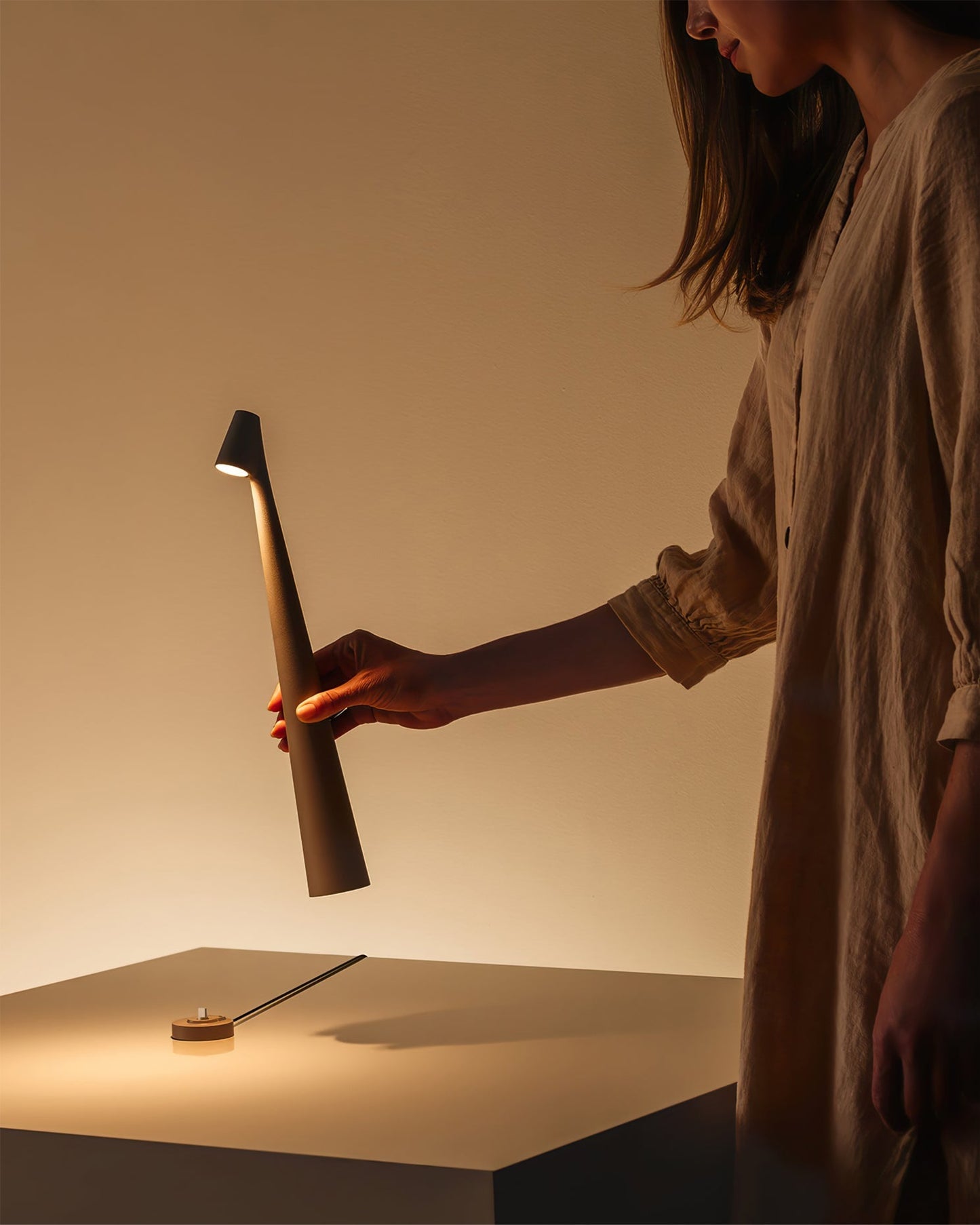Oplaadbare Tafellamp Aluminium Dimbaar LED Touch Bedlamp Draadloos Design Kegelvormige Lampenkap Modern 45cm Acculamp