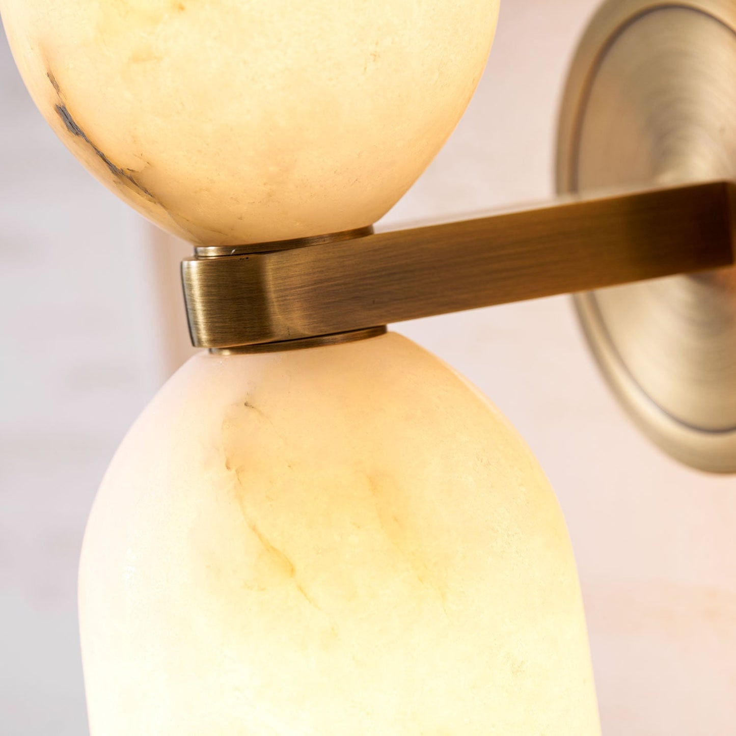Alabasten Wandlamp met Messing — Dubbele Lichtschijven en Centrale Metalen Ster