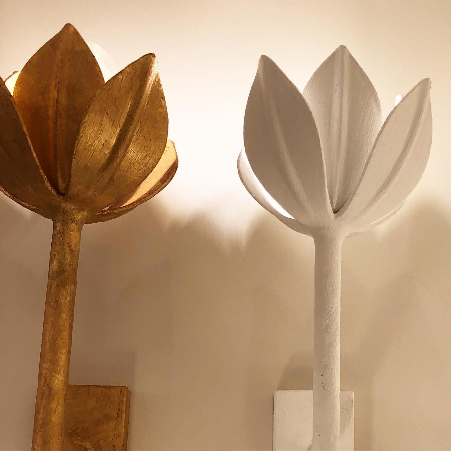 Design Wandlamp met Bloemvorm in Messing en Gips – Artistieke Wandverlichting Geïnspireerd op Giacometti voor Woonkamer en Hal