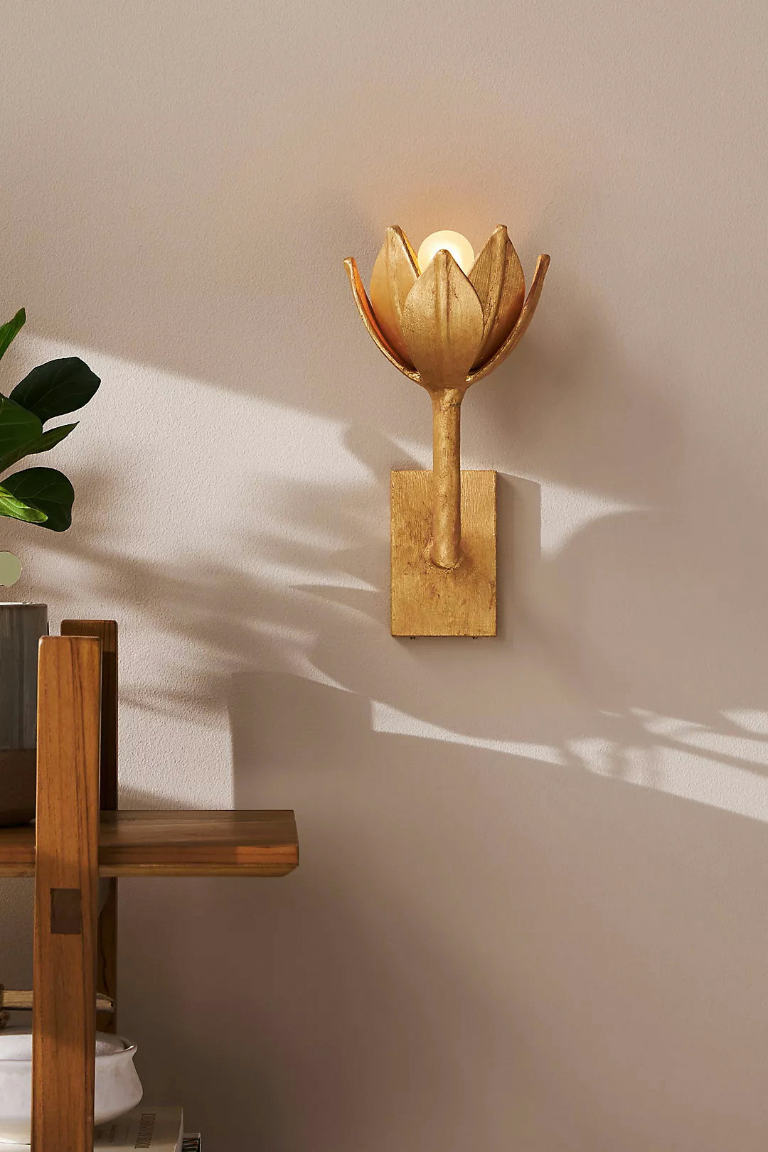 Design Wandlamp met Bloemvorm in Messing en Gips – Artistieke Wandverlichting Geïnspireerd op Giacometti voor Woonkamer en Hal
