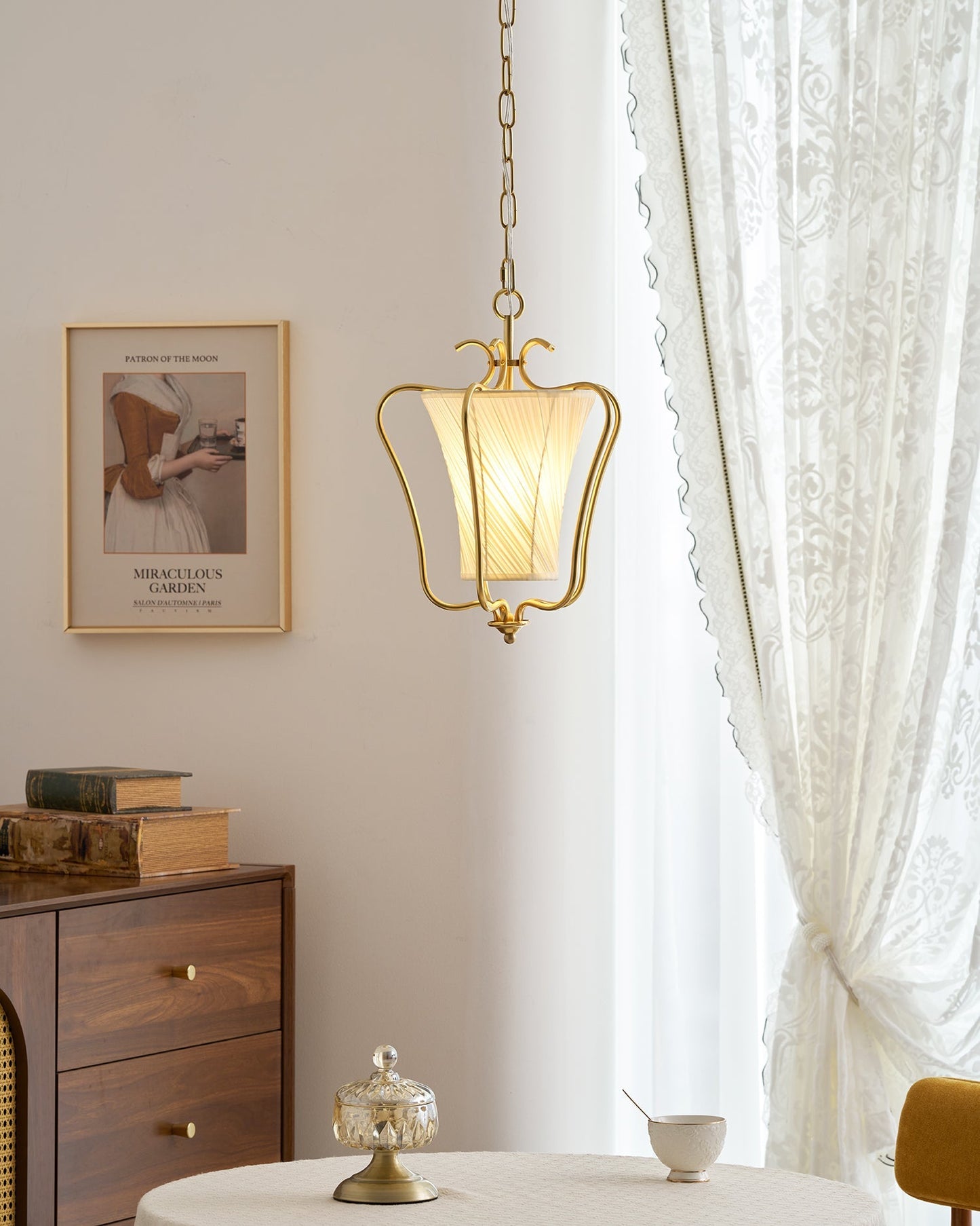 Vintage Hanglamp met Messing Afwerking en Plooistof Kap – Warm Lantaarnontwerp voor Keuken en Hal