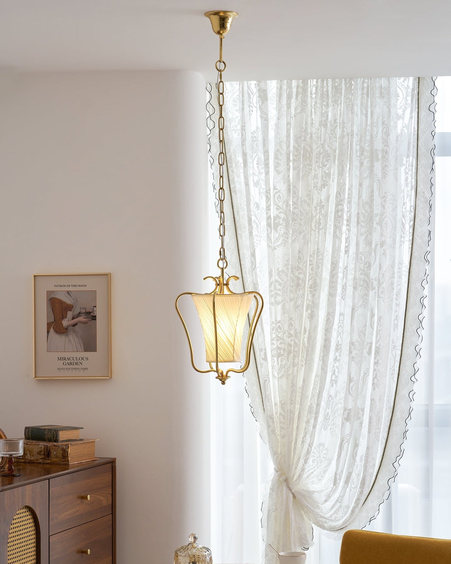 Vintage Hanglamp met Messing Afwerking en Plooistof Kap – Warm Lantaarnontwerp voor Keuken en Hal