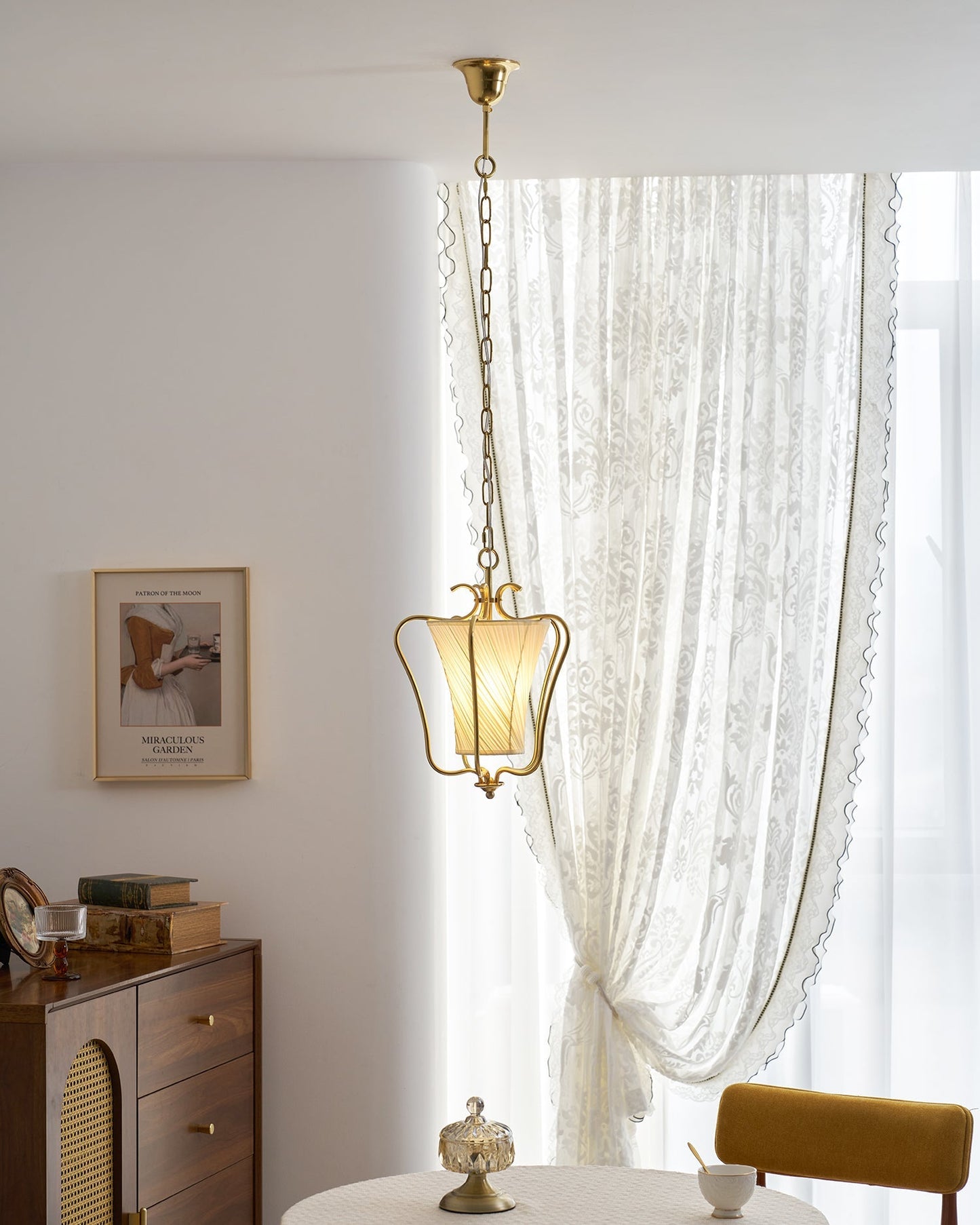 Vintage Hanglamp met Messing Afwerking en Plooistof Kap – Warm Lantaarnontwerp voor Keuken en Hal