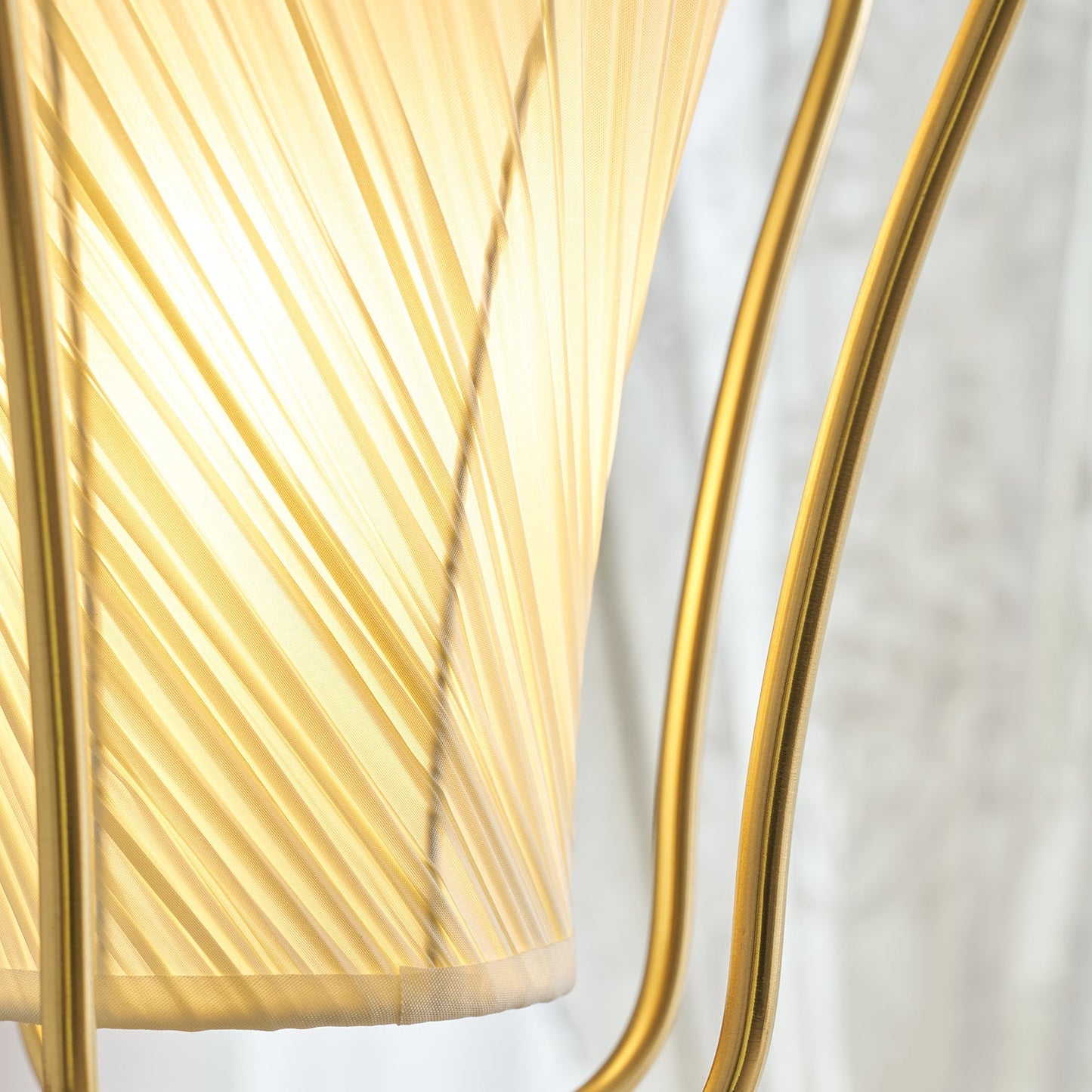 Vintage Hanglamp met Messing Afwerking en Plooistof Kap – Warm Lantaarnontwerp voor Keuken en Hal