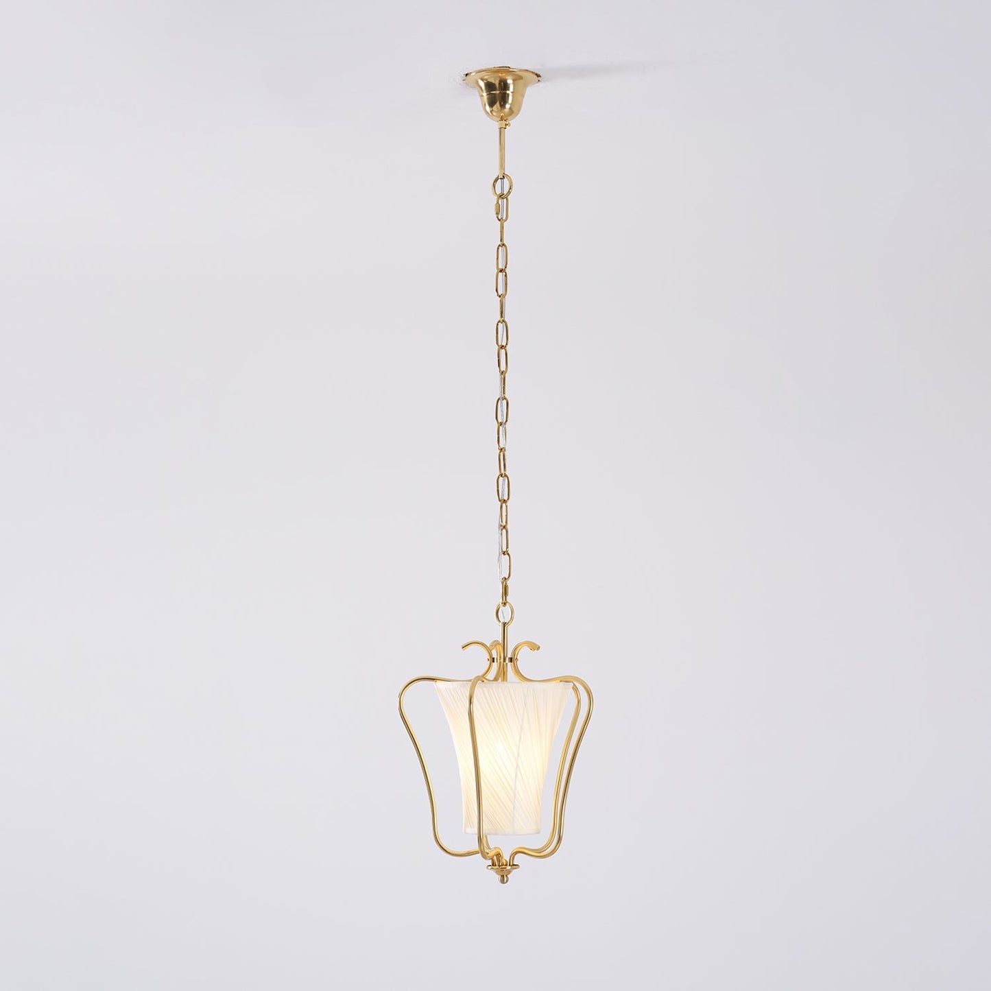 Vintage Hanglamp met Messing Afwerking en Plooistof Kap – Warm Lantaarnontwerp voor Keuken en Hal