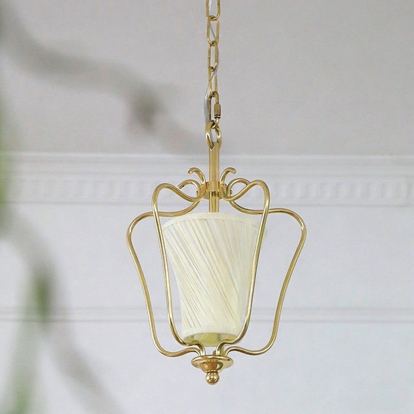 Vintage Hanglamp met Messing Afwerking en Plooistof Kap – Warm Lantaarnontwerp voor Keuken en Hal
