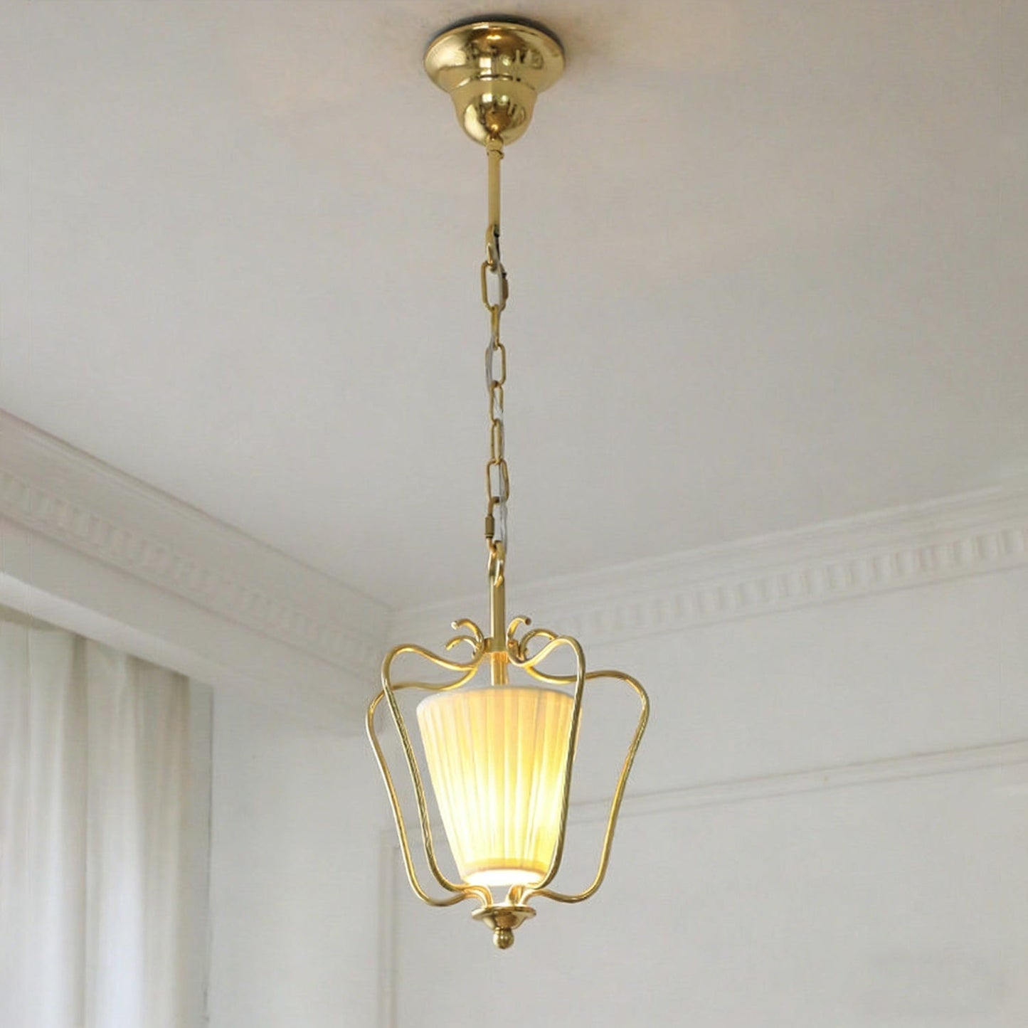 Vintage Hanglamp met Messing Afwerking en Plooistof Kap – Warm Lantaarnontwerp voor Keuken en Hal