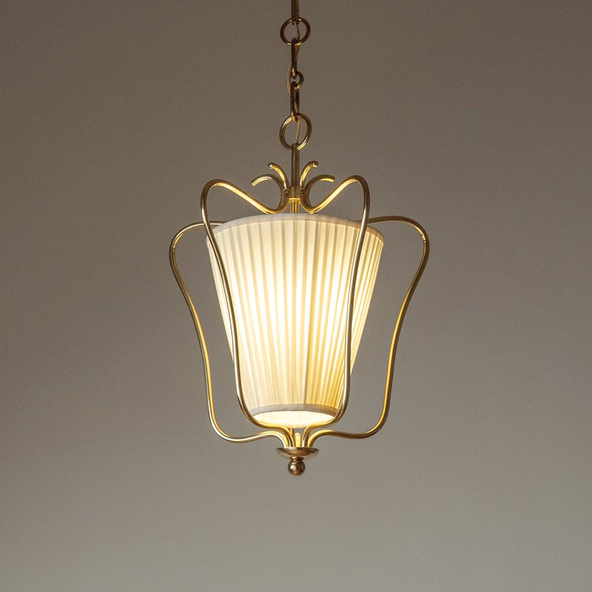 Vintage Hanglamp met Messing Afwerking en Plooistof Kap – Warm Lantaarnontwerp voor Keuken en Hal