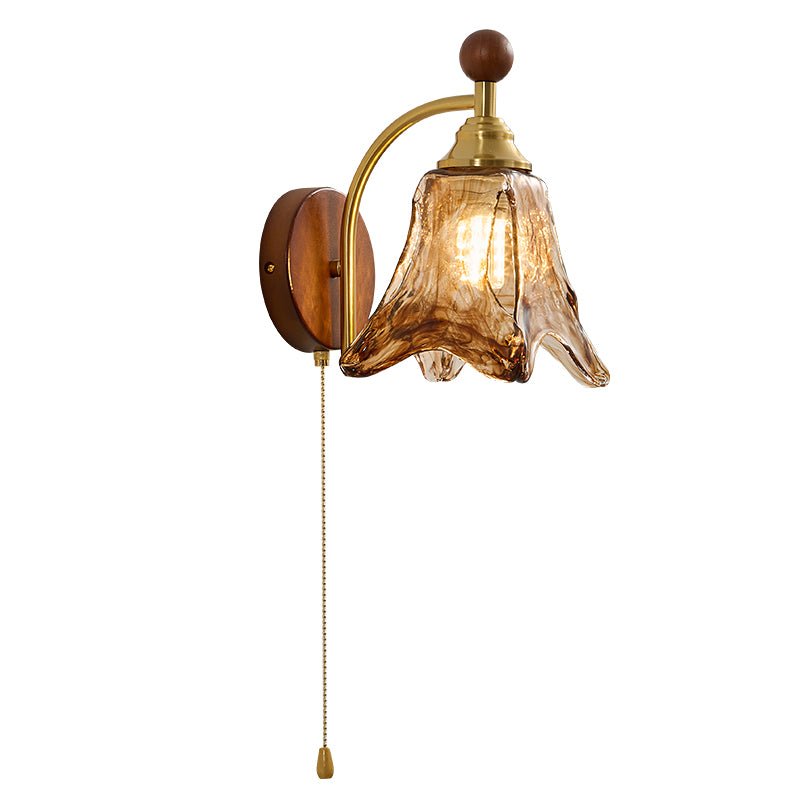 Vintage Wandlamp Met Amber Glazen Kap En Houten Wandplaat In Walnootkleur