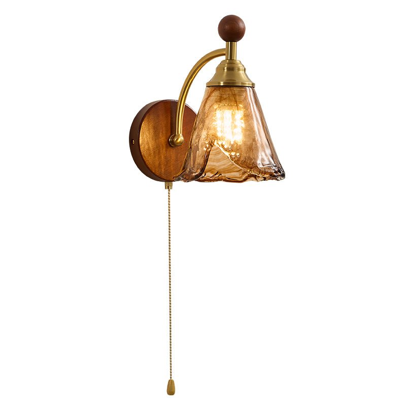 Vintage Wandlamp Met Amber Glazen Kap En Houten Wandplaat In Walnootkleur