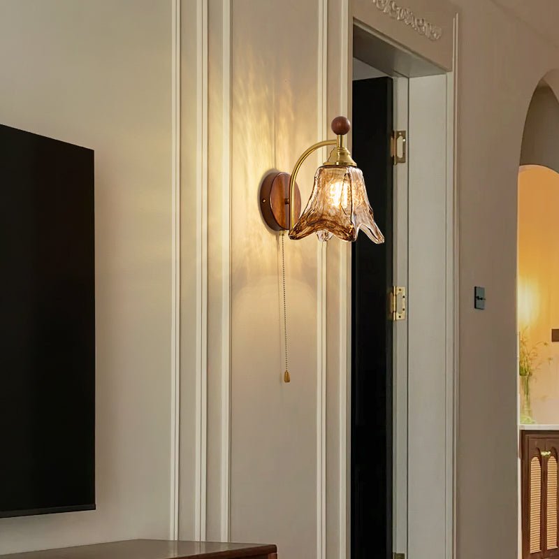 Vintage Wandlamp Met Amber Glazen Kap En Houten Wandplaat In Walnootkleur