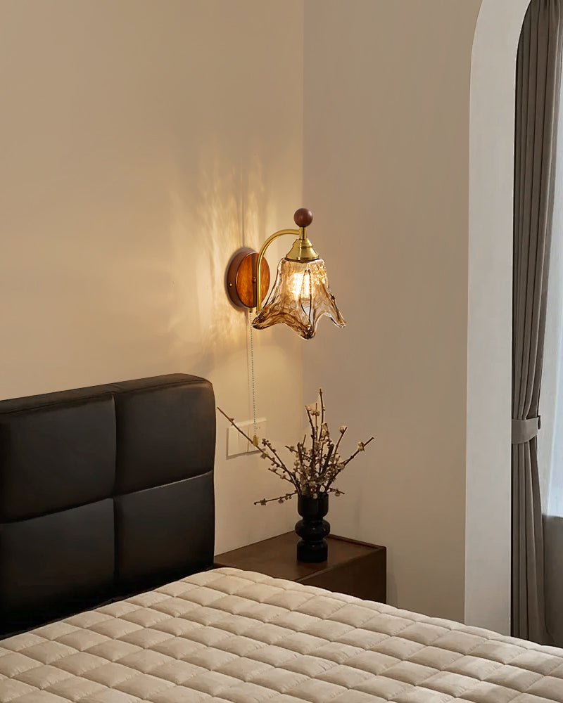 Vintage Wandlamp Met Amber Glazen Kap En Houten Wandplaat In Walnootkleur