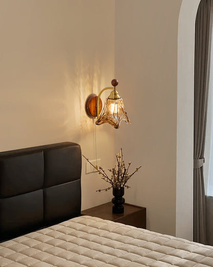 Vintage Wandlamp Met Amber Glazen Kap En Houten Wandplaat In Walnootkleur