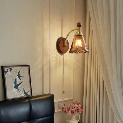 Vintage Wandlamp Met Amber Glazen Kap En Houten Wandplaat In Walnootkleur