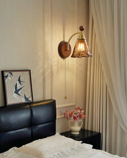 Vintage Wandlamp Met Amber Glazen Kap En Houten Wandplaat In Walnootkleur