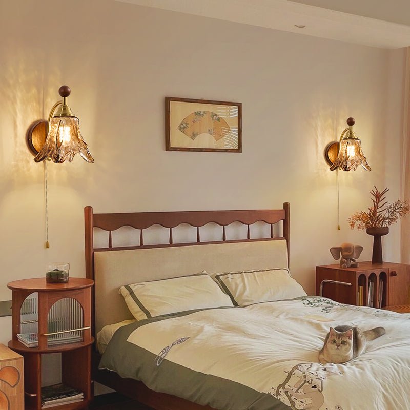 Vintage Wandlamp Met Amber Glazen Kap En Houten Wandplaat In Walnootkleur