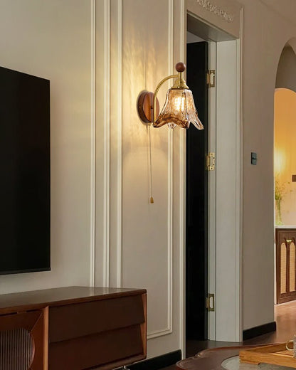 Vintage Wandlamp Met Amber Glazen Kap En Houten Wandplaat In Walnootkleur