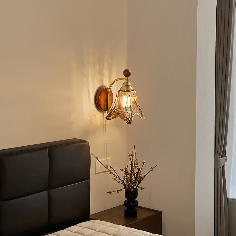 Vintage Wandlamp Met Amber Glazen Kap En Houten Wandplaat In Walnootkleur