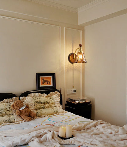 Vintage Wandlamp Met Amber Glazen Kap En Houten Wandplaat In Walnootkleur