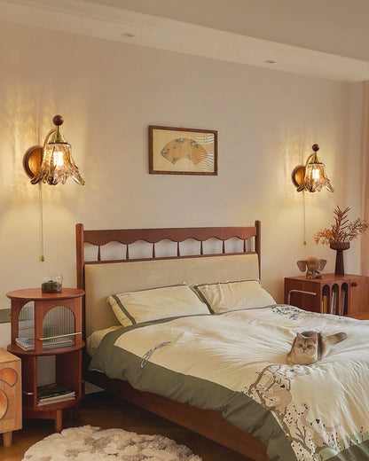Vintage Wandlamp Met Amber Glazen Kap En Houten Wandplaat In Walnootkleur