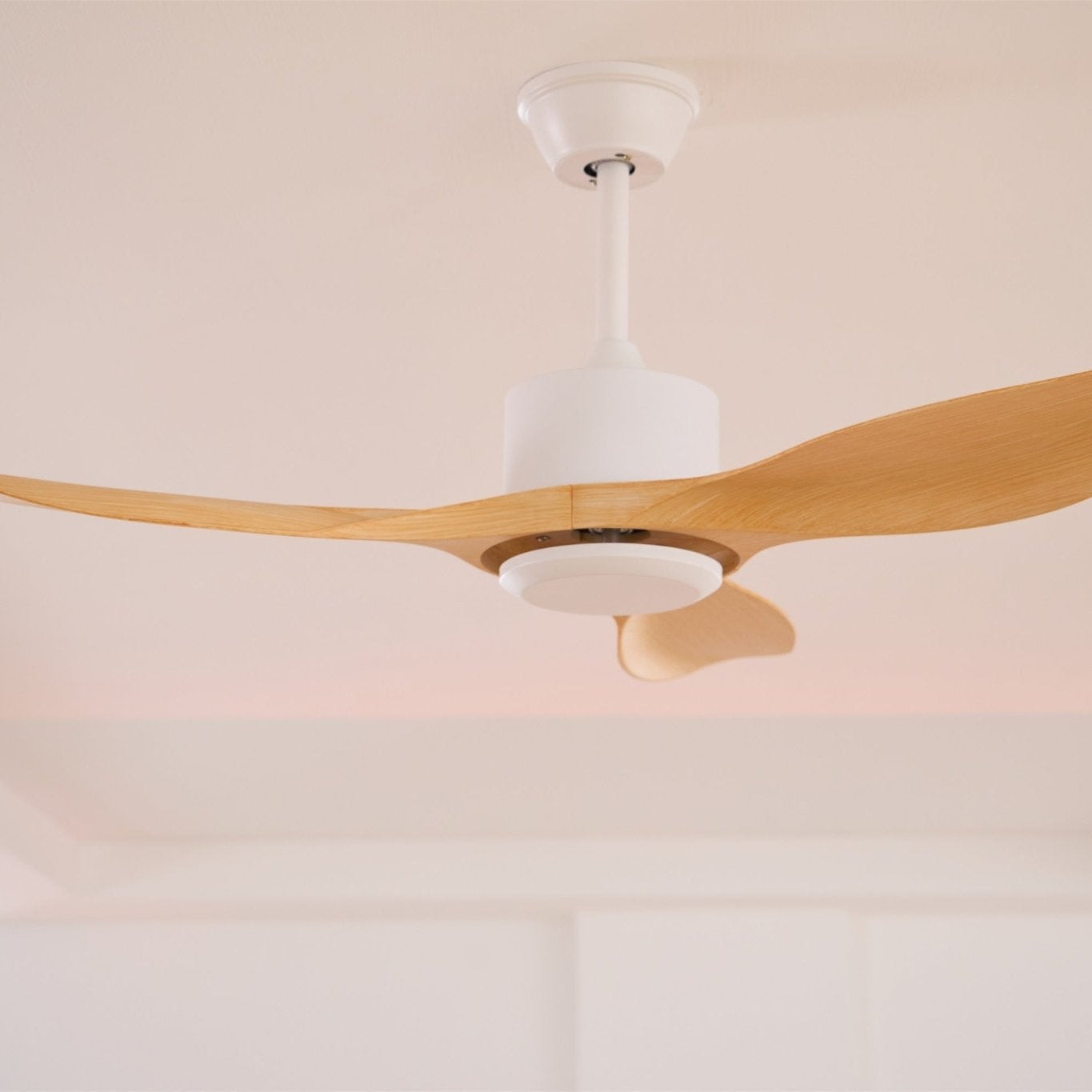 Minimalistische Plafondventilator Hout 106-132cm Met Afstandsbediening 5 Snelheden Omkeerbaar Koper Motor AC 110-240V