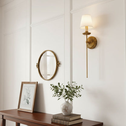 Luxe dubbele wandlamp met stoffen kap en antiek goud bladgoud afwerking voor hal en woonkamer