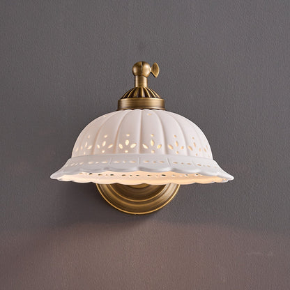 Keramische Wandlamp met Messing Armature | Vintage Victorian Stijl | Antique Brass Finish & Opengewerkte Kap