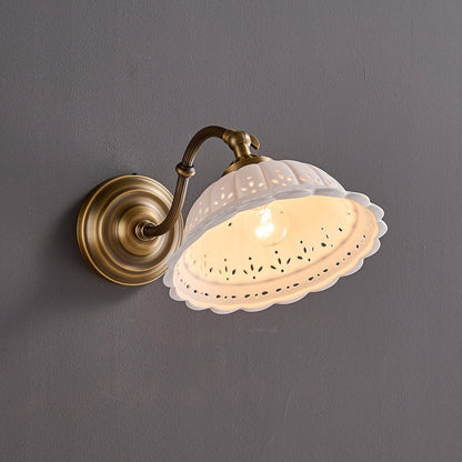 Keramische Wandlamp met Messing Armature | Vintage Victorian Stijl | Antique Brass Finish & Opengewerkte Kap