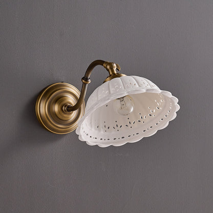 Keramische Wandlamp met Messing Armature | Vintage Victorian Stijl | Antique Brass Finish & Opengewerkte Kap