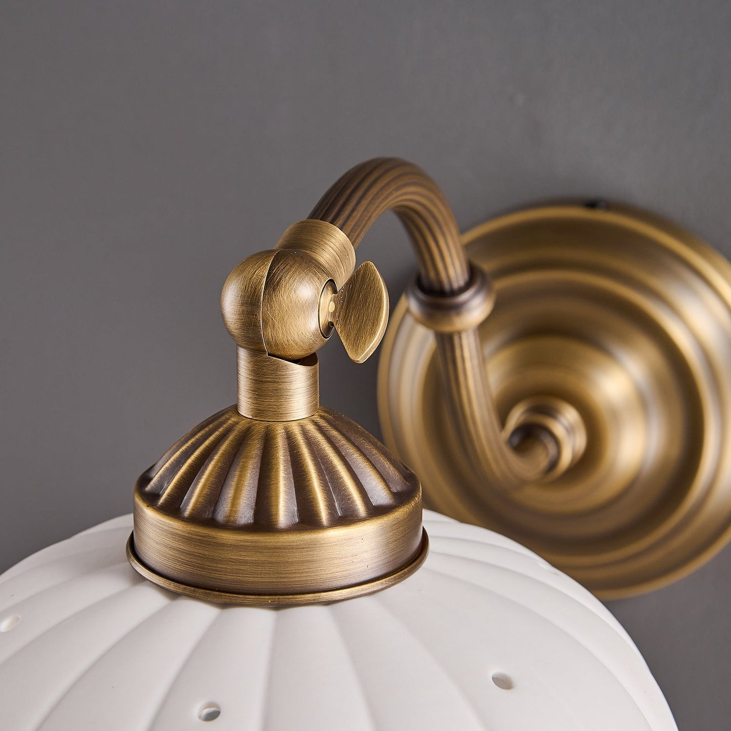 Keramische Wandlamp met Messing Armature | Vintage Victorian Stijl | Antique Brass Finish & Opengewerkte Kap