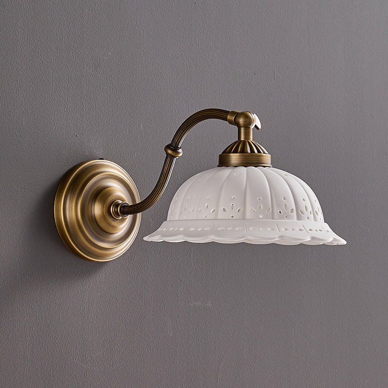 Keramische Wandlamp met Messing Armature | Vintage Victorian Stijl | Antique Brass Finish & Opengewerkte Kap