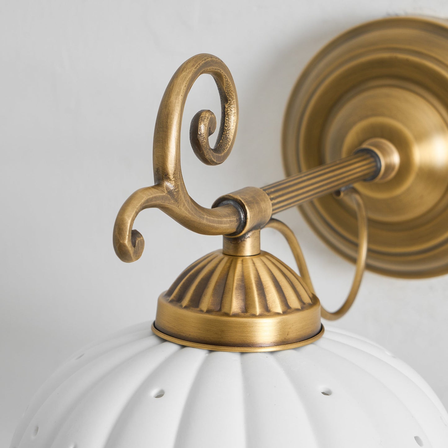 Keramische Wandlamp met Messing Armature | Vintage Victorian Stijl | Antique Brass Finish & Opengewerkte Kap