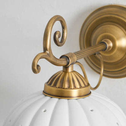 Keramische Wandlamp met Messing Armature | Vintage Victorian Stijl | Antique Brass Finish & Opengewerkte Kap