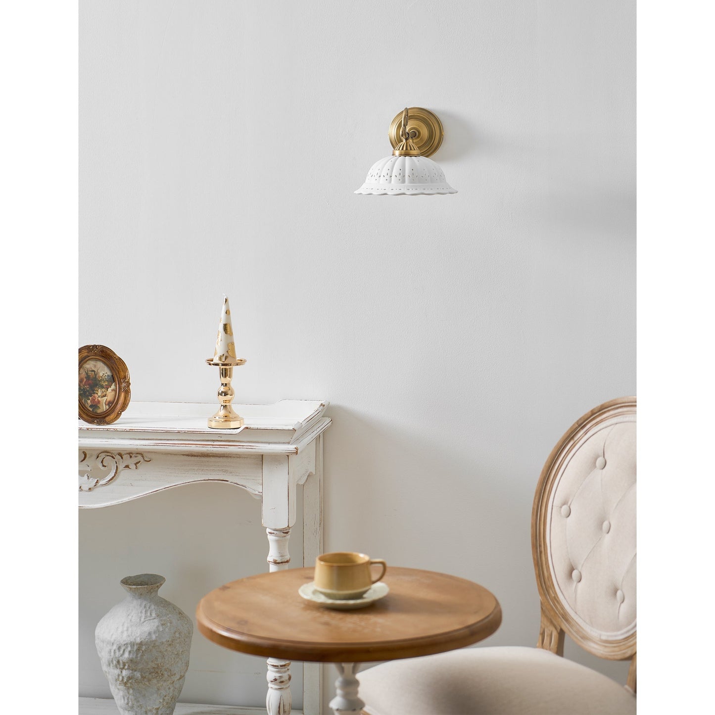 Keramische Wandlamp met Messing Armature | Vintage Victorian Stijl | Antique Brass Finish & Opengewerkte Kap