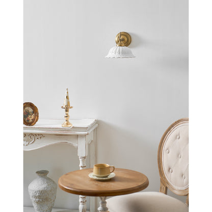 Keramische Wandlamp met Messing Armature | Vintage Victorian Stijl | Antique Brass Finish & Opengewerkte Kap
