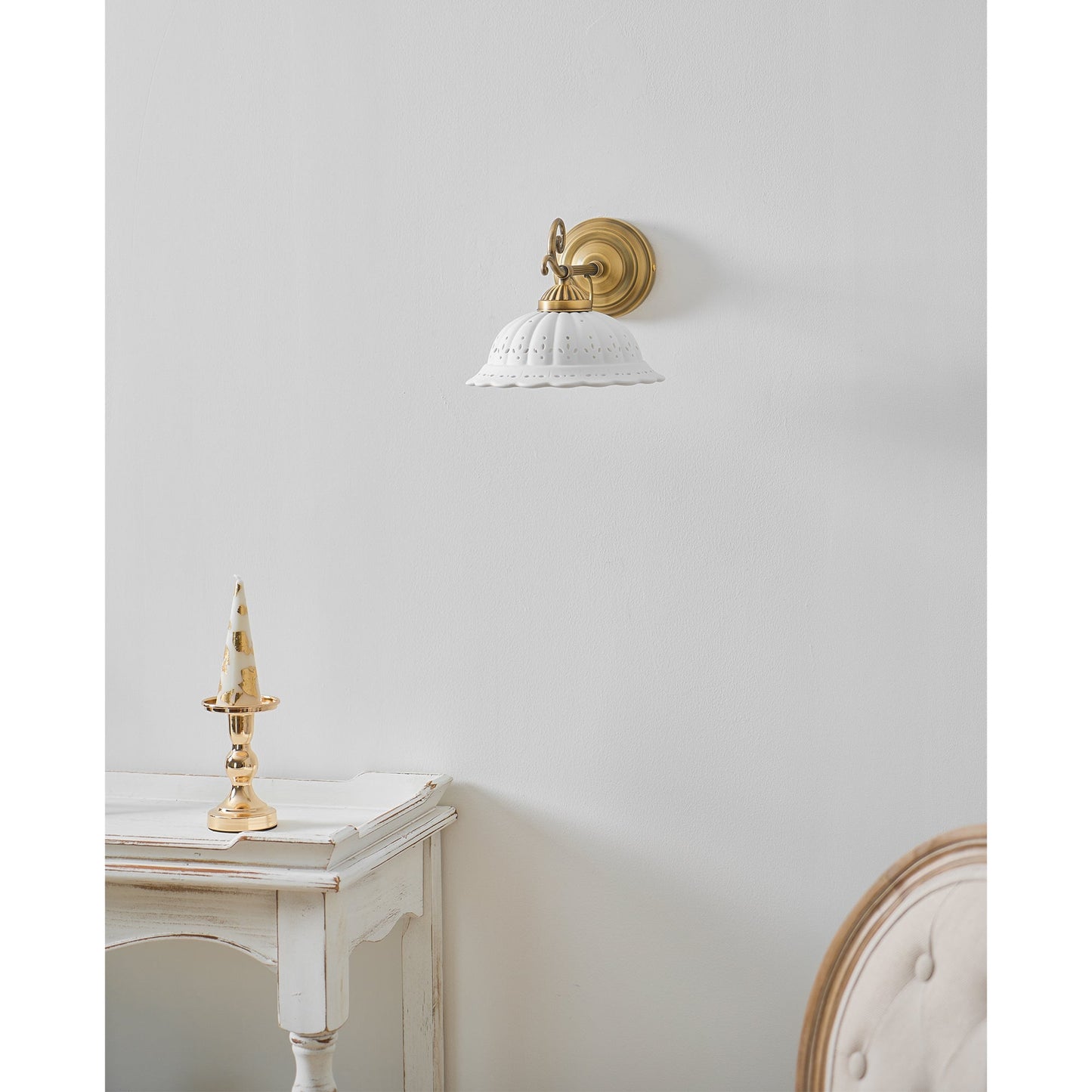 Keramische Wandlamp met Messing Armature | Vintage Victorian Stijl | Antique Brass Finish & Opengewerkte Kap