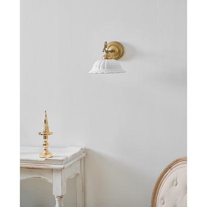 Keramische Wandlamp met Messing Armature | Vintage Victorian Stijl | Antique Brass Finish & Opengewerkte Kap