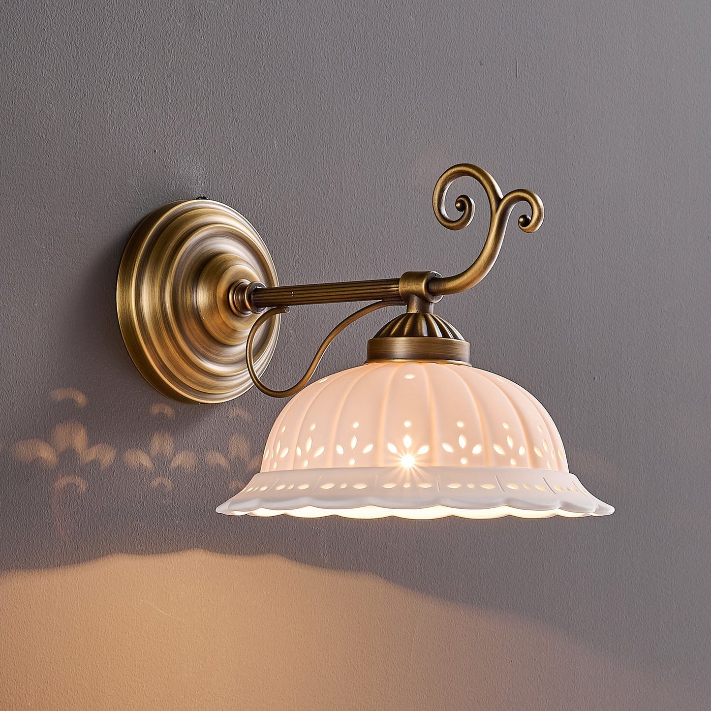 Keramische Wandlamp met Messing Armature | Vintage Victorian Stijl | Antique Brass Finish & Opengewerkte Kap