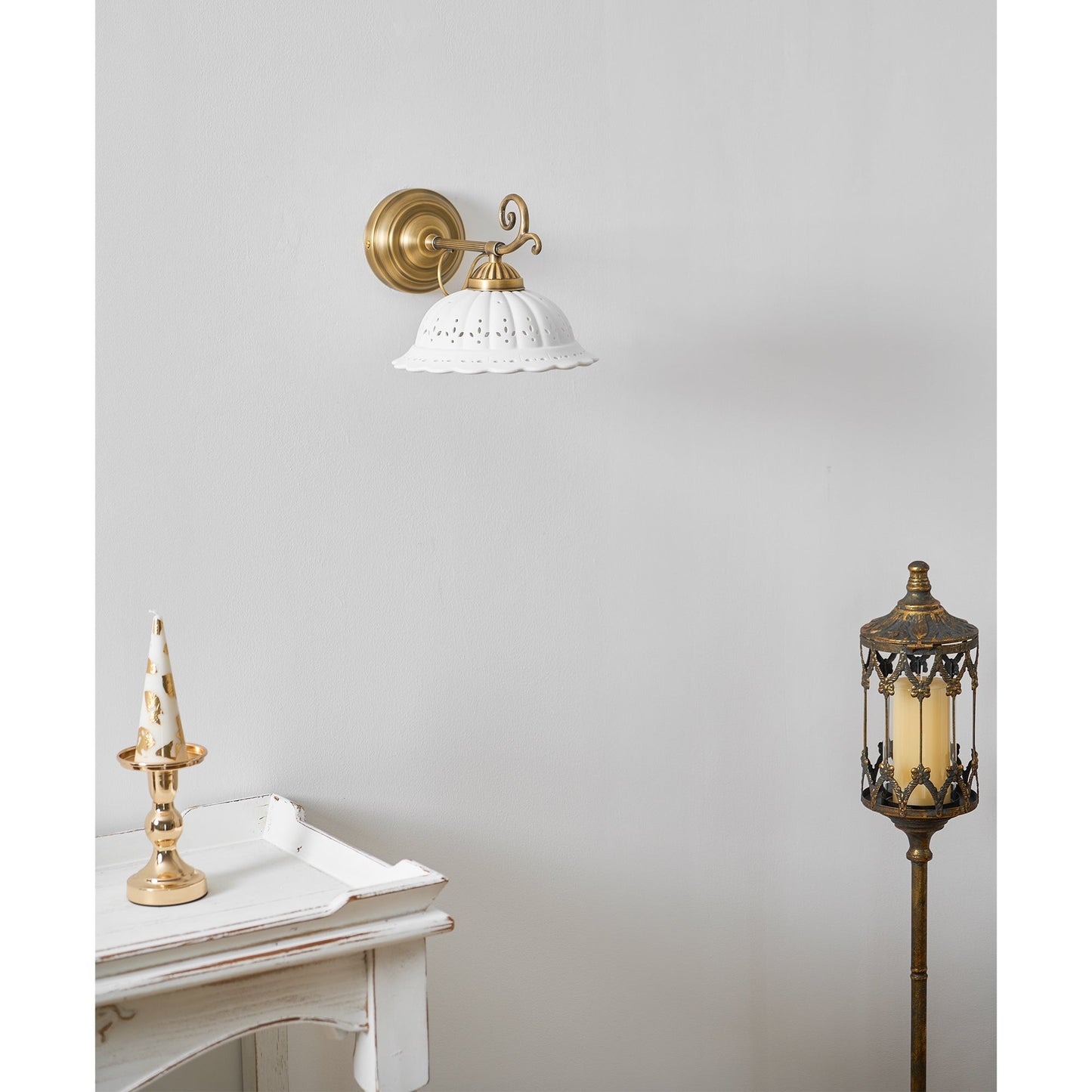 Keramische Wandlamp met Messing Armature | Vintage Victorian Stijl | Antique Brass Finish & Opengewerkte Kap
