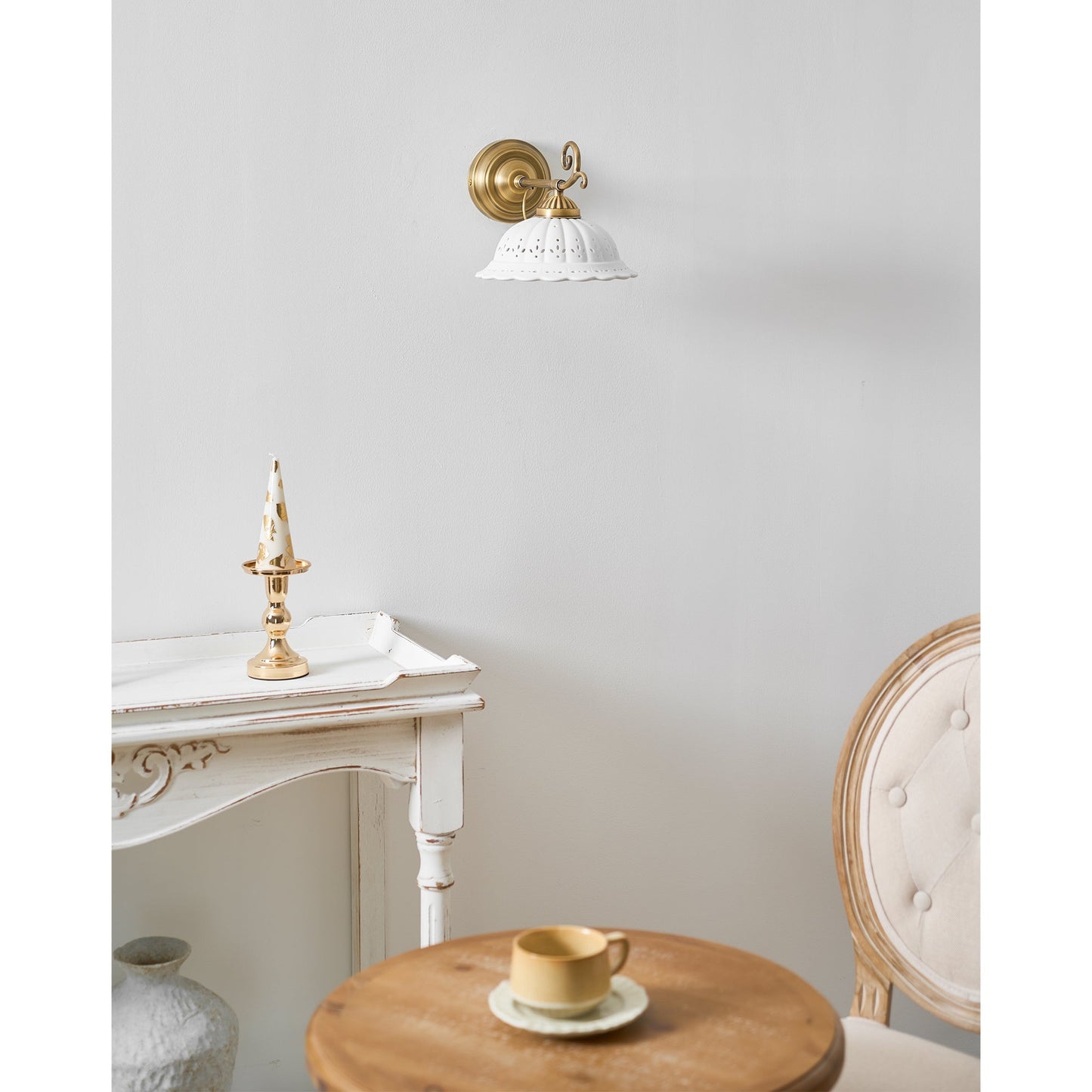 Keramische Wandlamp met Messing Armature | Vintage Victorian Stijl | Antique Brass Finish & Opengewerkte Kap