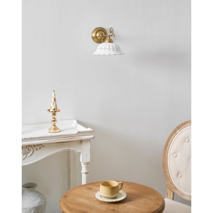 Keramische Wandlamp met Messing Armature | Vintage Victorian Stijl | Antique Brass Finish & Opengewerkte Kap