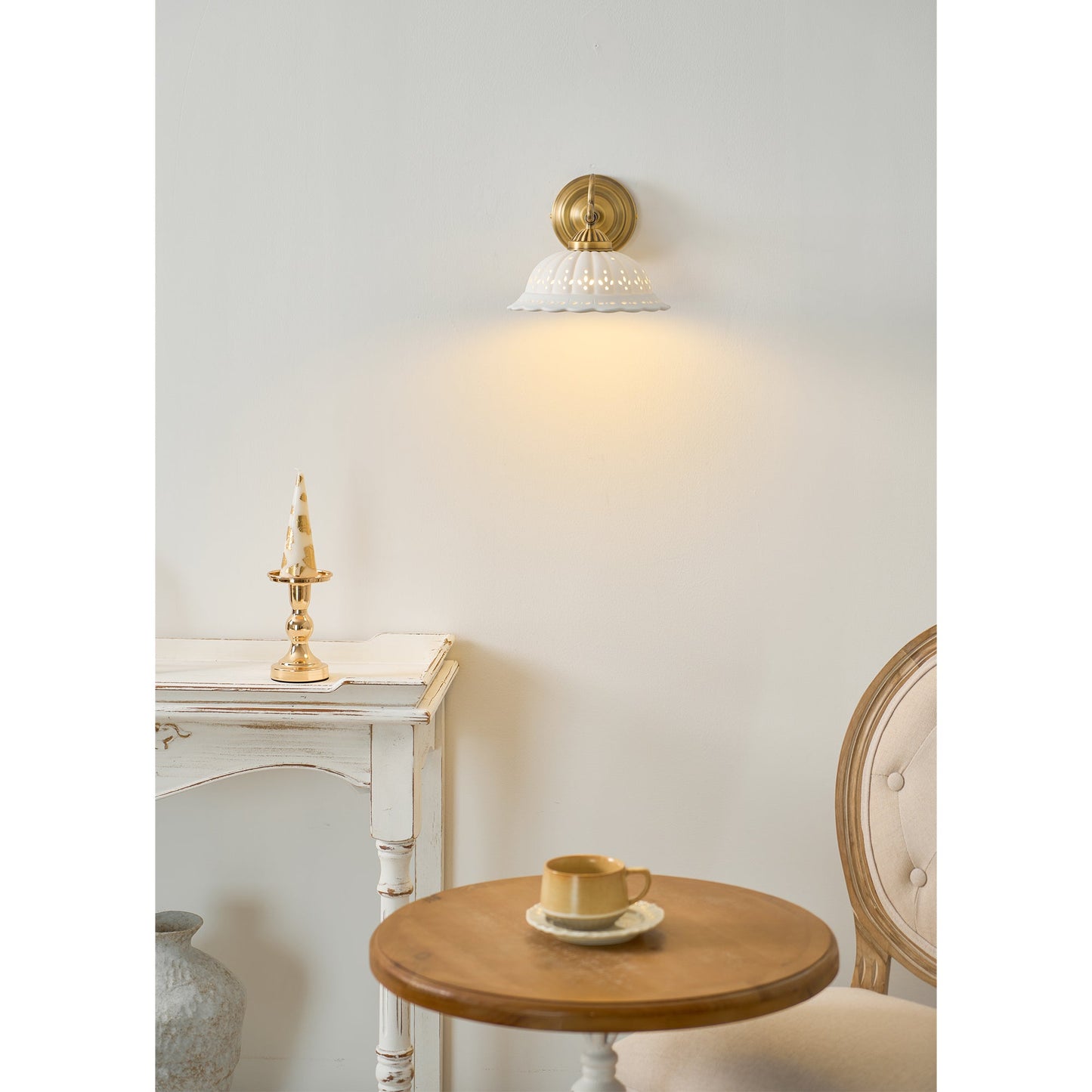 Keramische Wandlamp met Messing Armature | Vintage Victorian Stijl | Antique Brass Finish & Opengewerkte Kap