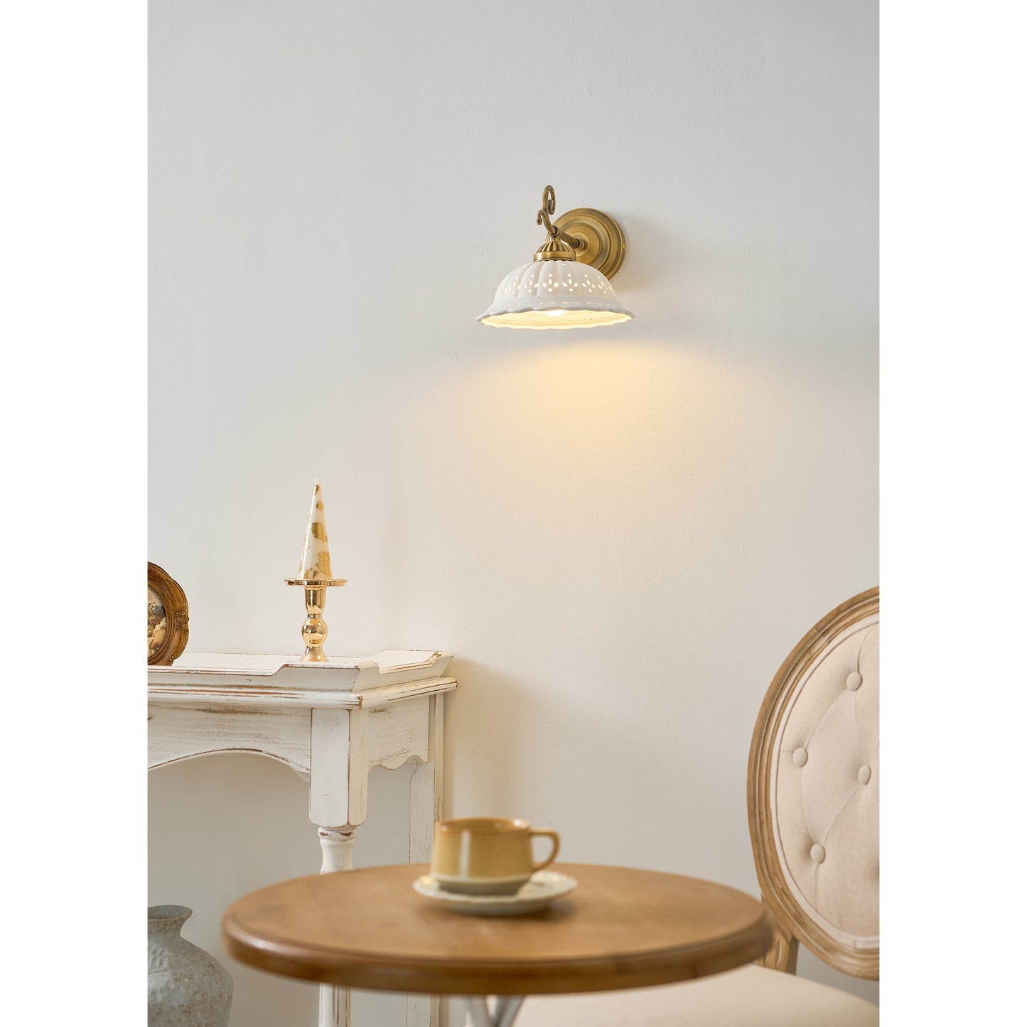 Keramische Wandlamp met Messing Armature | Vintage Victorian Stijl | Antique Brass Finish & Opengewerkte Kap