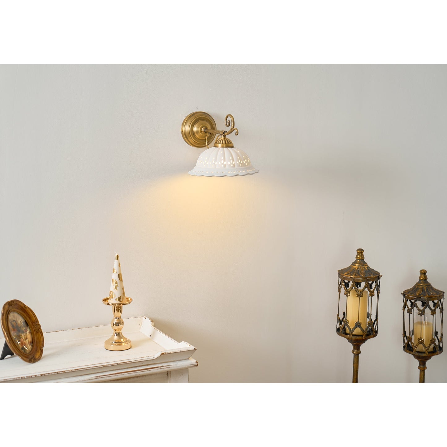 Keramische Wandlamp met Messing Armature | Vintage Victorian Stijl | Antique Brass Finish & Opengewerkte Kap