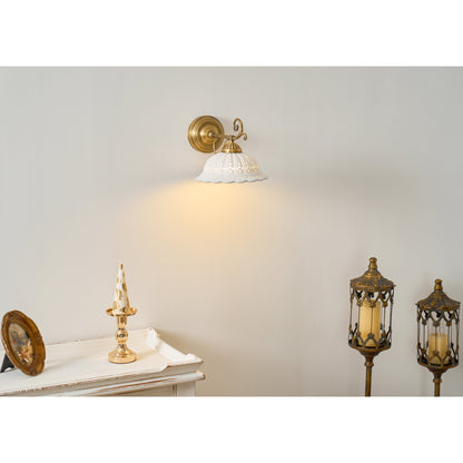 Keramische Wandlamp met Messing Armature | Vintage Victorian Stijl | Antique Brass Finish & Opengewerkte Kap