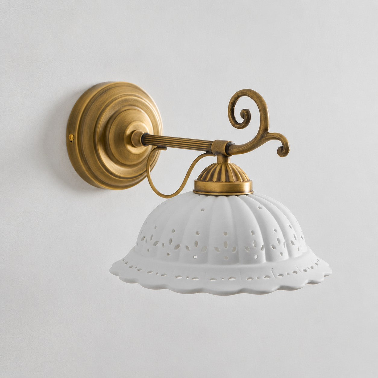 Keramische Wandlamp met Messing Armature | Vintage Victorian Stijl | Antique Brass Finish & Opengewerkte Kap
