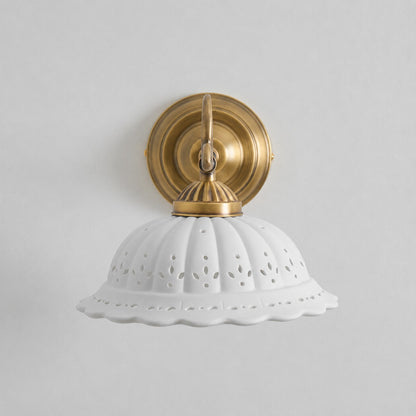 Keramische Wandlamp met Messing Armature | Vintage Victorian Stijl | Antique Brass Finish & Opengewerkte Kap