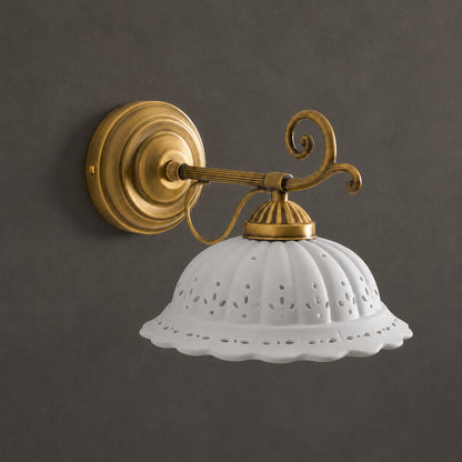 Keramische Wandlamp met Messing Armature | Vintage Victorian Stijl | Antique Brass Finish & Opengewerkte Kap