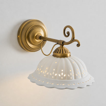 Keramische Wandlamp met Messing Armature | Vintage Victorian Stijl | Antique Brass Finish & Opengewerkte Kap