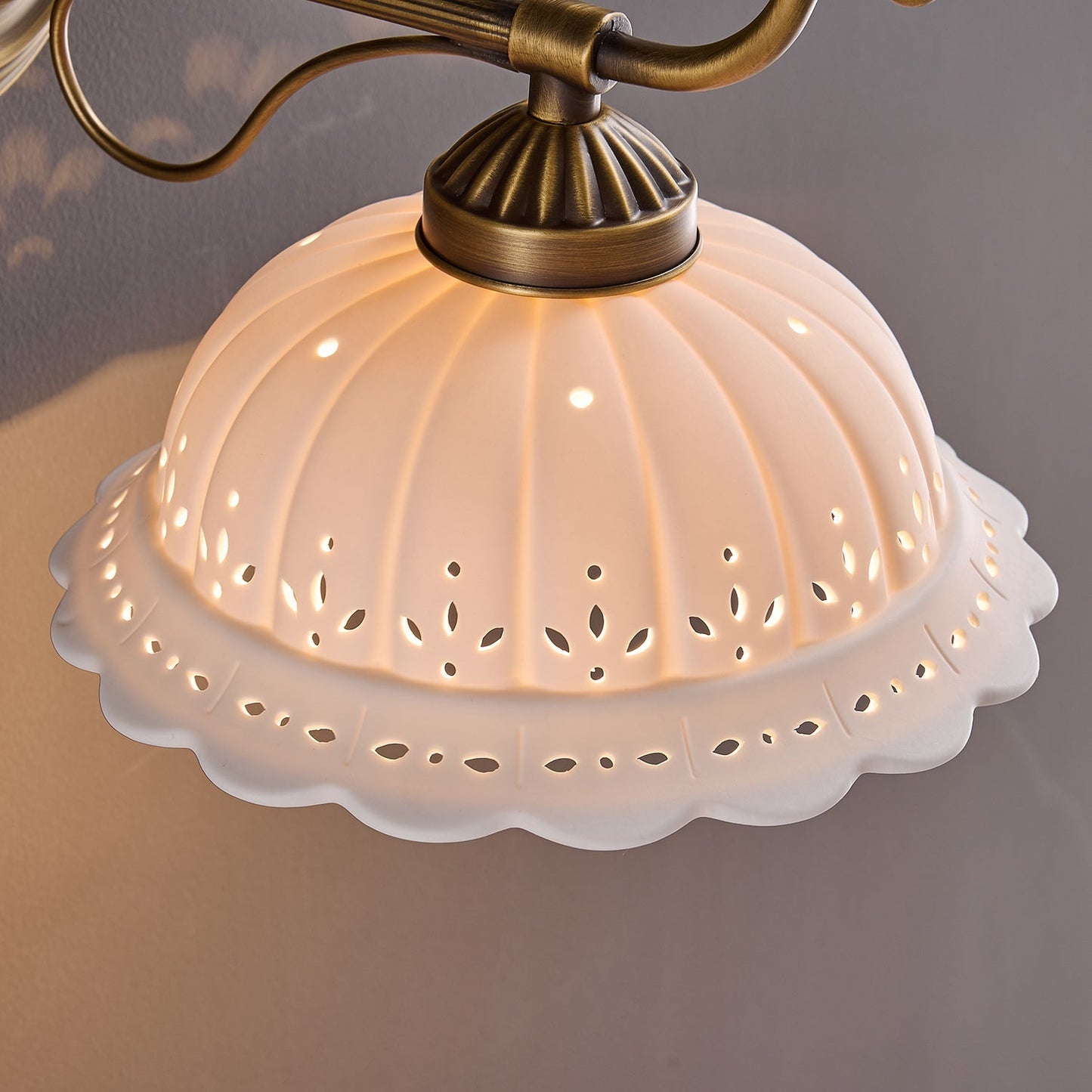 Keramische Wandlamp met Messing Armature | Vintage Victorian Stijl | Antique Brass Finish & Opengewerkte Kap